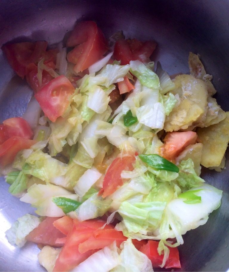 土豆粉丝煲,锅中倒入少许油 快速炒下配菜