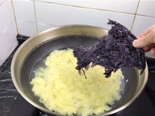紫菜蛋花汤你做对了吗,两个鸡蛋打入碗中