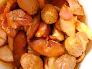 香菇板栗焖饭,放入板栗拌匀