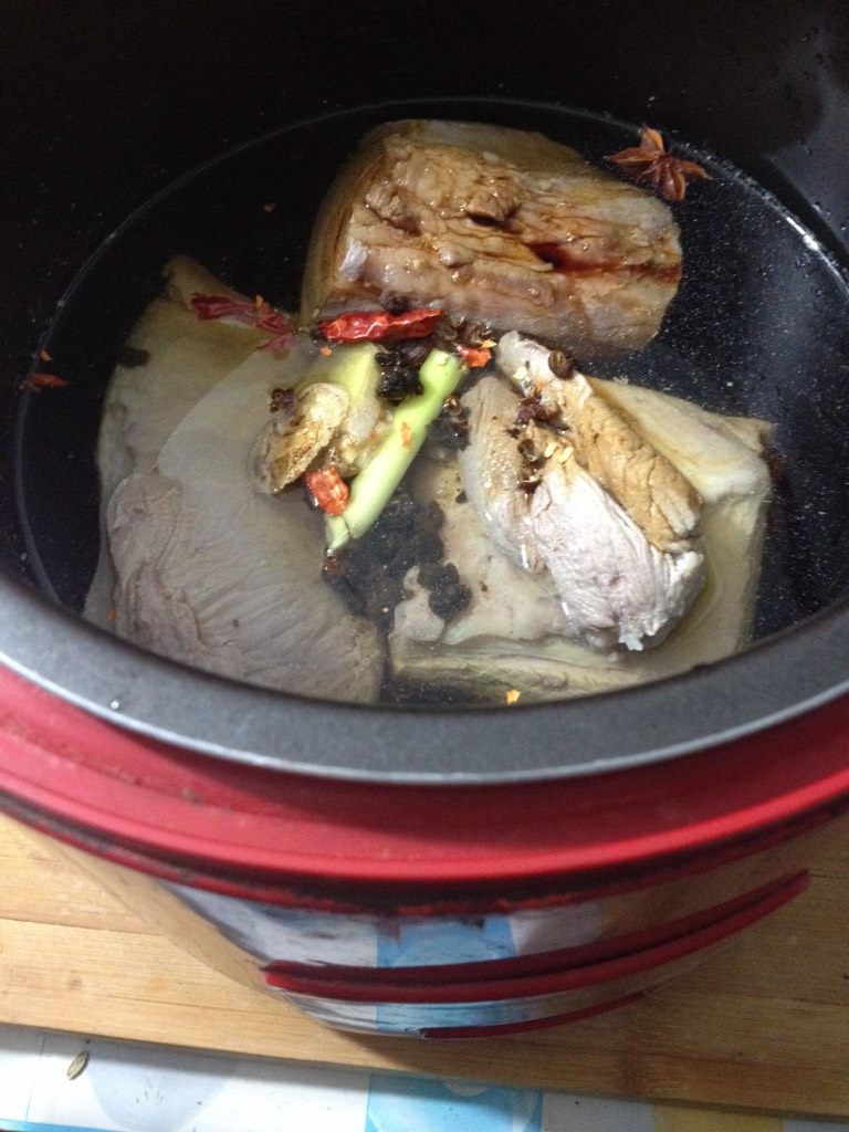 蒸五花肉,如图飞过水，放入电饭锅里，加入以上辅料，通电后，1个小时