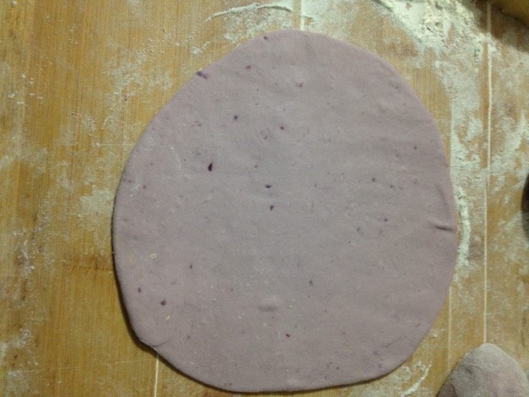 双色饼,如图分别把每个面块，擀成大小一样的面皮，厚度是3厘米