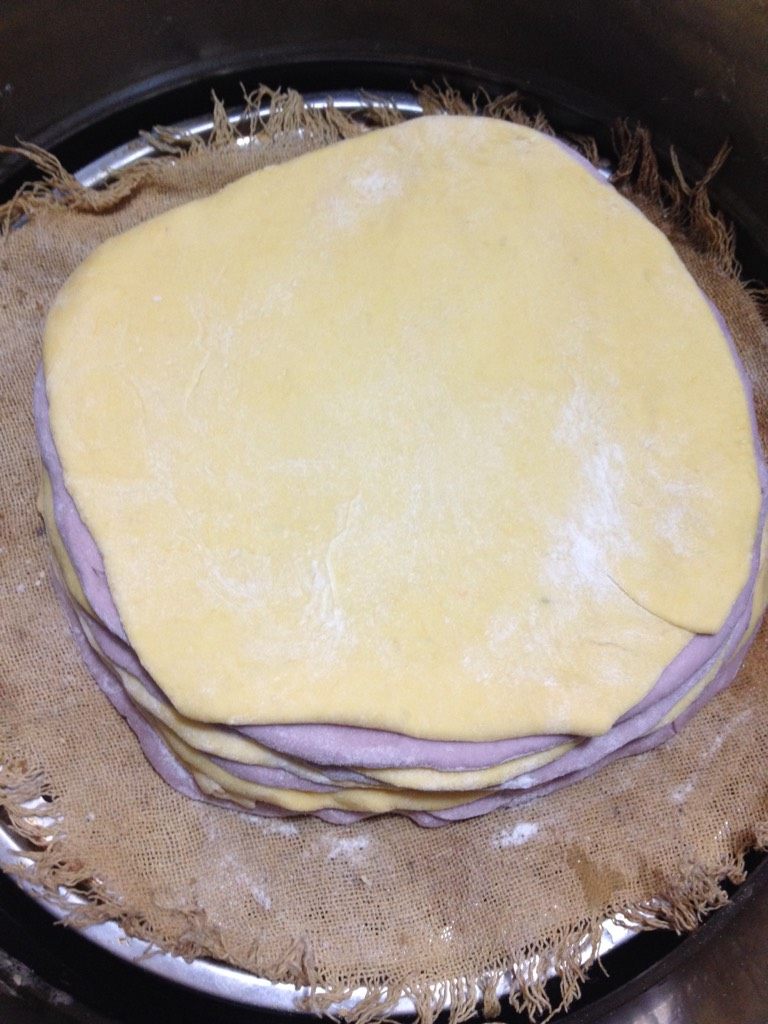 双色饼,如图层一层放好，二次发酵20分钟