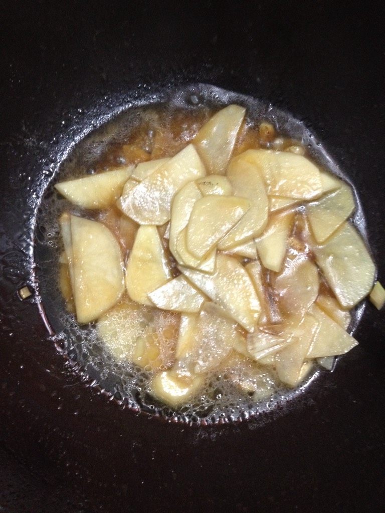 尖椒土豆片,如图起油，加入蒜末炒香，加入土豆片，放入调味酱油，加入少许水，炖一会
