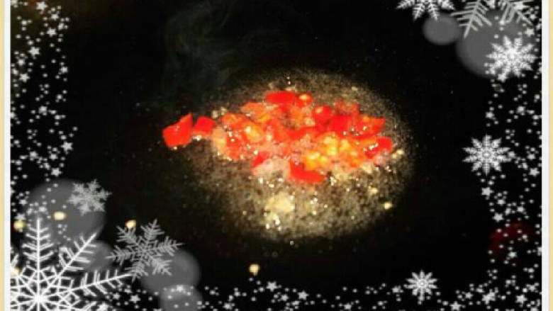 凉拌凤尾菇,锅里倒入少量油，烧热，放入小红椒爆香