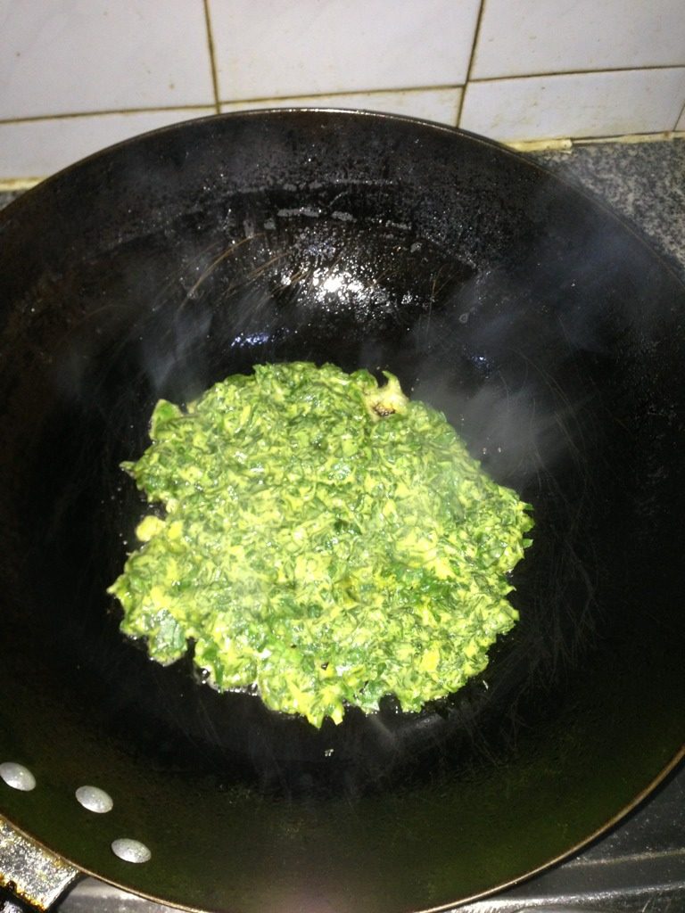 芹菜叶鸡蛋饼,如图放在锅里煎