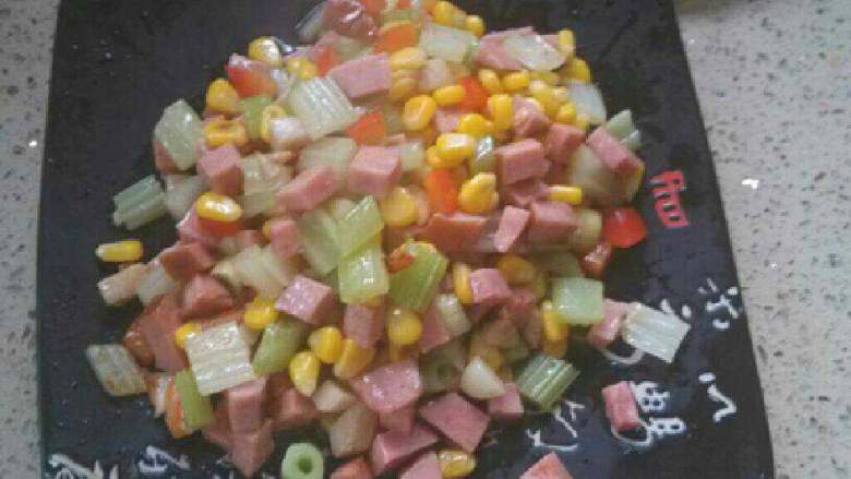 玉米火腿彩椒丁,我最爱的菜出锅了。