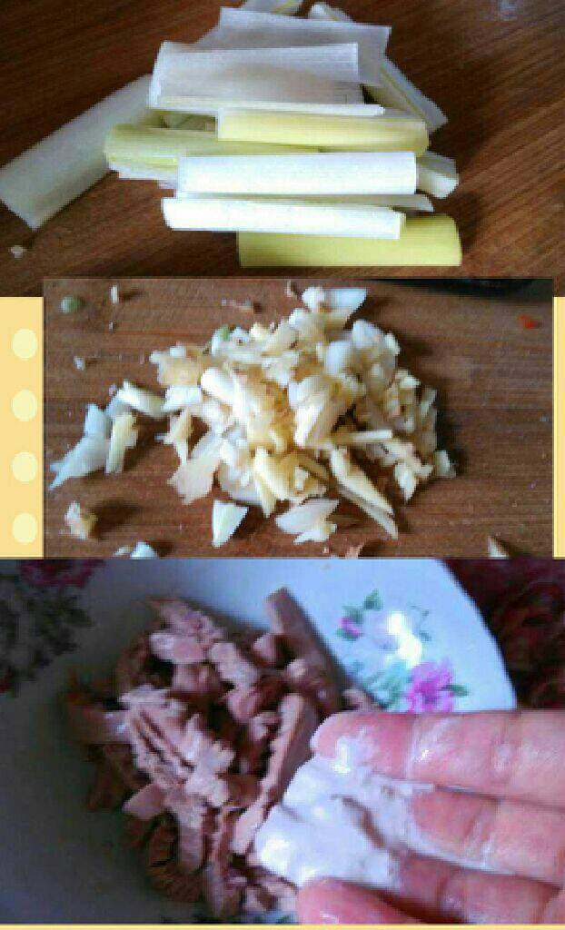 彩椒西芹炒猪腰,姜蒜切碎，葱切段，猪腰加水淀粉和盐搅拌一下