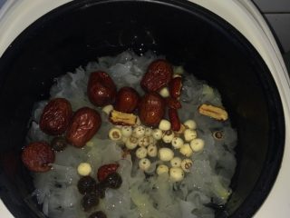 银耳莲子红枣羹,电饭锅里添2kg清水，倒入所有食材，除了冰糖和枸杞