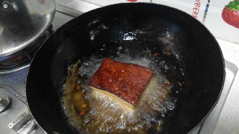 一品扣肉,起锅，热油，猪皮朝下，炸至金黄