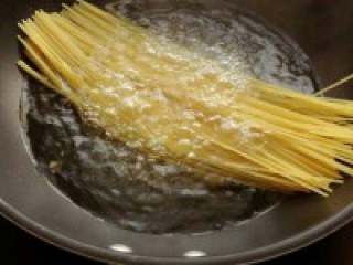意大利肉酱面,烧开水，把意大利面煮八分钟，然后捞出来，沥干。