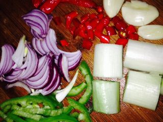 鸡公煲,青椒洋葱切丝，大葱切段，蒜拍破，小红椒一般剪成段，一半整个