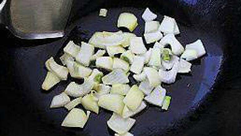 黄金咖喱猪扒饭,锅里放一大勺油，油热后将洋葱下锅煸炒。