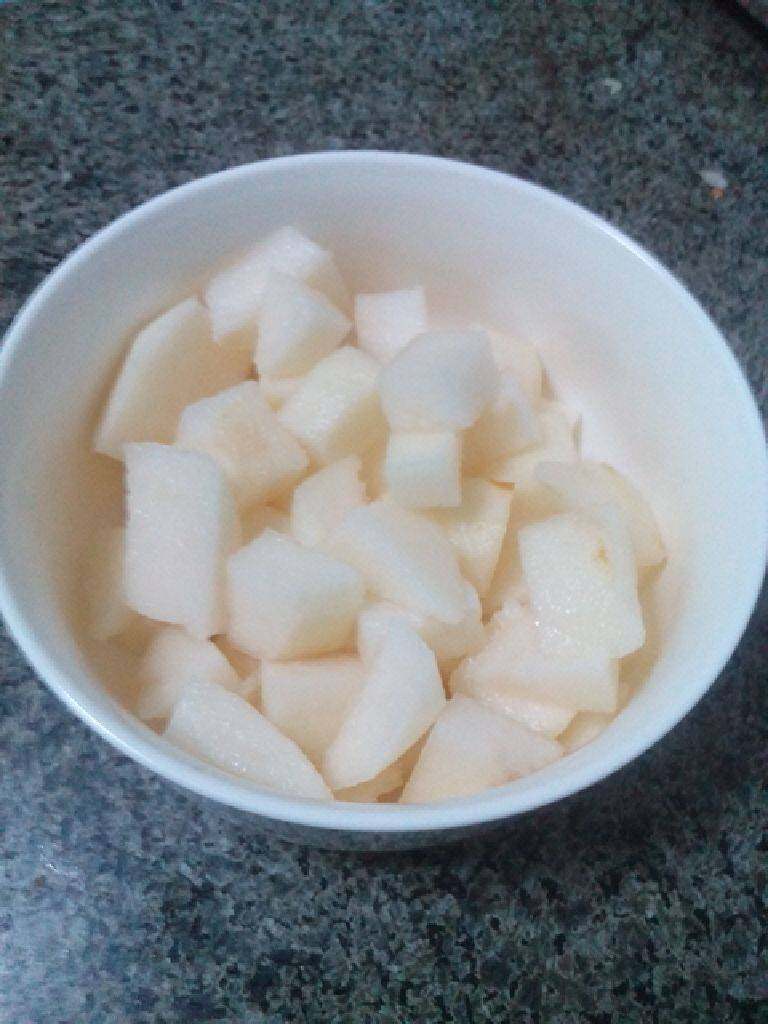 冰糖梨水,将梨去皮，去核，切块备用。