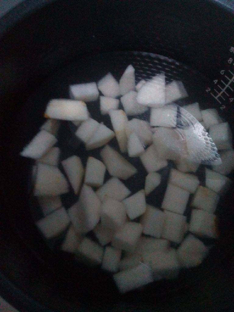 冰糖梨水,将梨放入电饭锅中，加水煮。