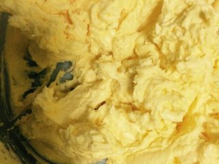 特浓奶香蓝莓酱酥饼,如图分2次加入全蛋液继续打发黄油，至蛋液和黄油完全融合；