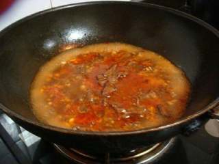 秘制嫩滑水煮牛肉,煮滚后加入牛肉再煮滚，别煮太久，一滚就将牛肉倒入之前炒好的附件盘里。在上面洒上葱花跟花椒。