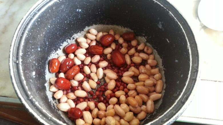 花生红豆红枣粥,将材料洗干净（用的旧式电饭锅）
