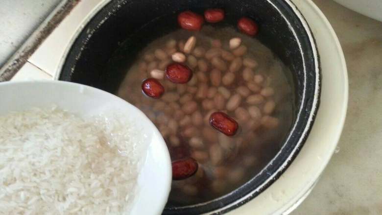 花生红豆红枣粥,再倒入碗大米