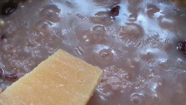 花生红豆红枣粥,加入1砖黄糖变溶即可盛出。