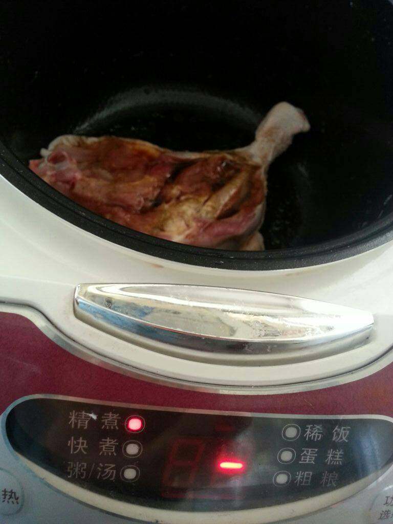 黑椒鸡腿饭,加盖按下精煮健煮到熟为止即捞出。在煮其间要打开盖将它翻一翻。