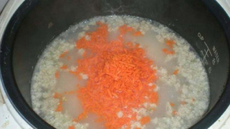 胡萝卜肉末粥,加入胡萝卜末。