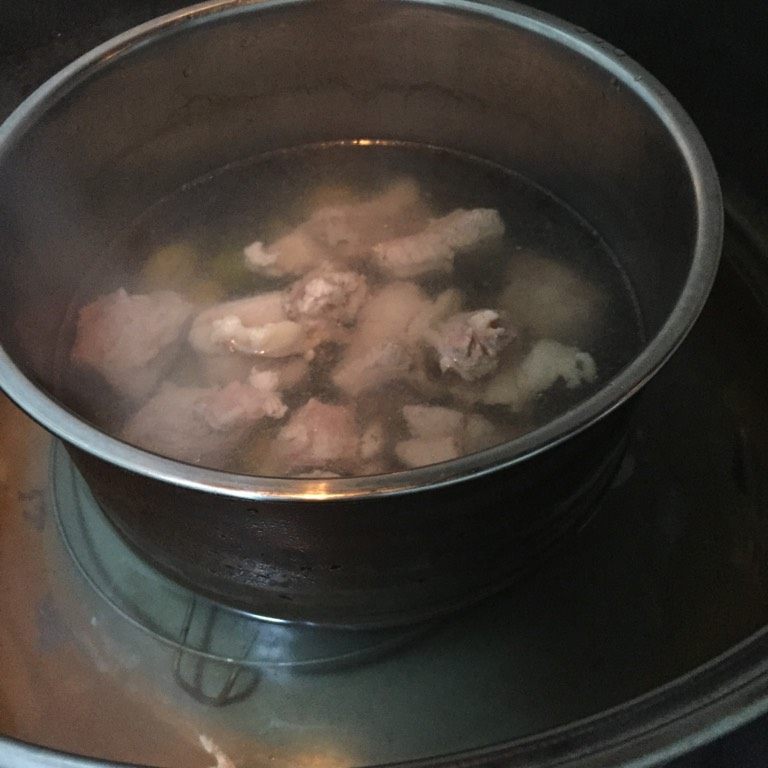 青橄榄排骨汤,青橄榄排骨放入锅中，加入姜片，再加少许盐，放入蒸锅隔水炖两个小时