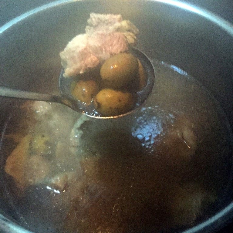 青橄榄排骨汤,美味的汤就做好啦！