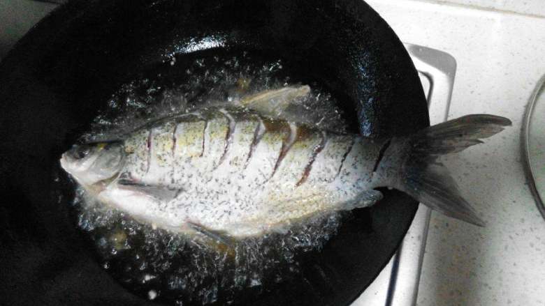 红烧武昌鱼,起锅，热油（比平时炒菜多四倍），油温要高，下入武昌鱼炸至两面金黄