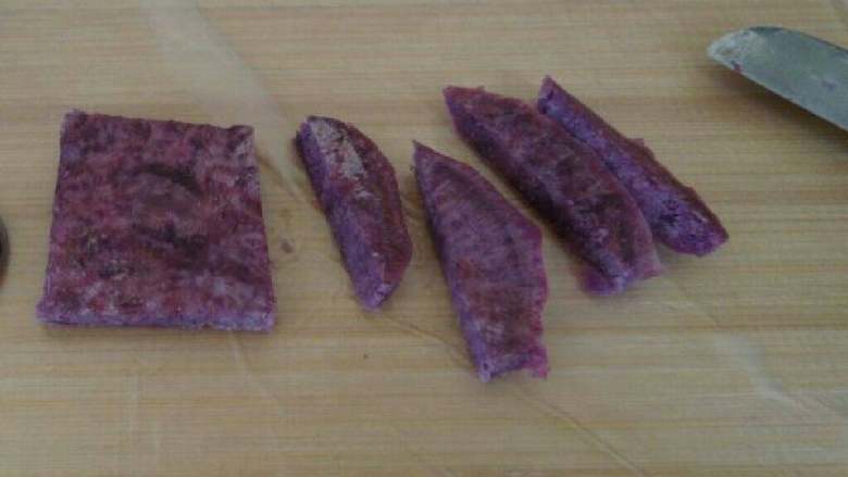 紫薯银耳羹,叮熟的紫薯用小水果刀，先切正方形，再切成圆形，最后修一下就成心形了。