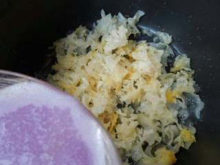 紫薯银耳羹,取适量的熟紫薯用料理机添水搅拌
