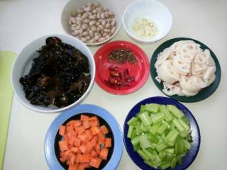 凉拌素什锦,花生米，木耳，胡萝卜，藕，芹菜，过水煮熟！大蒜切片备用！