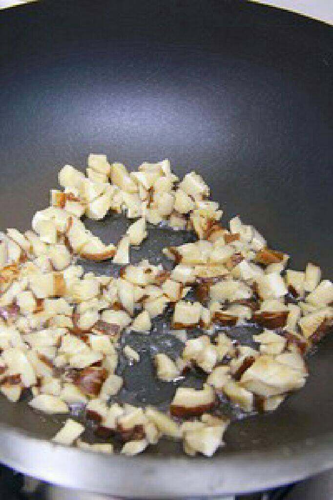 电饭锅香菇腊肠饭,在煮饭的时候，我们将锅中加入油，爆炒泡发后的香菇丁