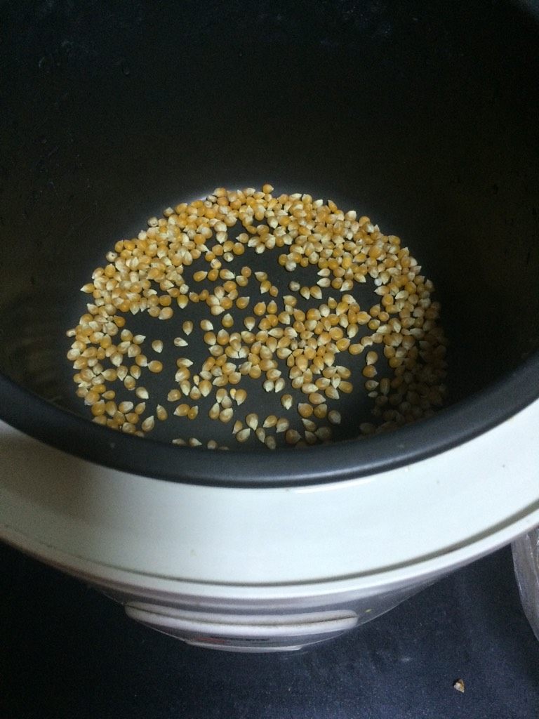 电饭锅自制爆米花,如图待表面无水分了把小玉米放进去
