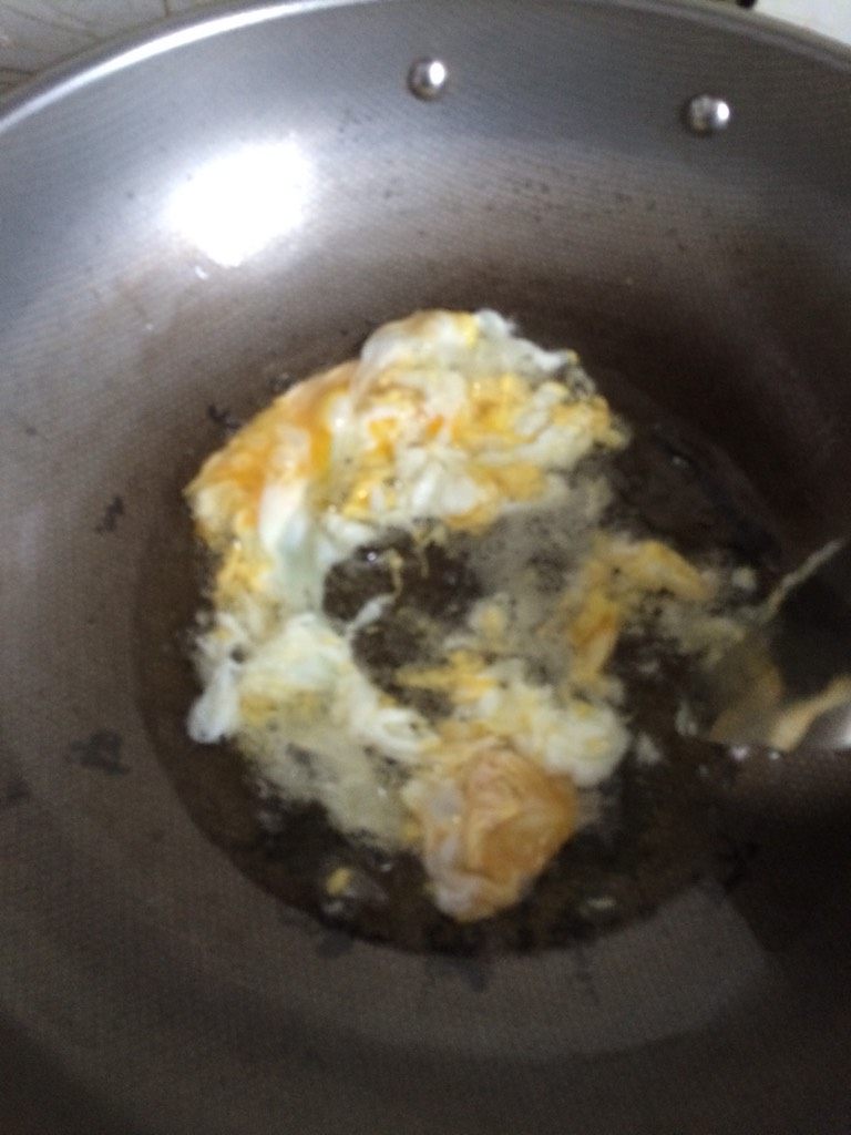 炒饼,如图热锅凉油打入一个鸡蛋迅速翻炒