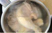 钵钵鸡,将鸡腿捞出泡在冰水中至稍凉，马上捞起放在菜板上晾凉，去骨片成片穿在竹签上。