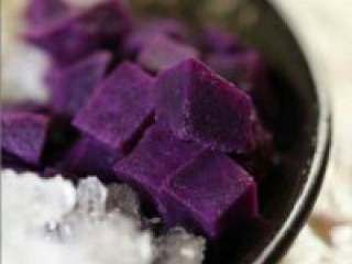 紫薯银耳羹,紫薯去皮切丁蒸熟备用
