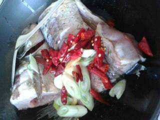 简易版～红烧草鱼,鱼煎金黄色后放入葱姜蒜，红辣椒，花椒，