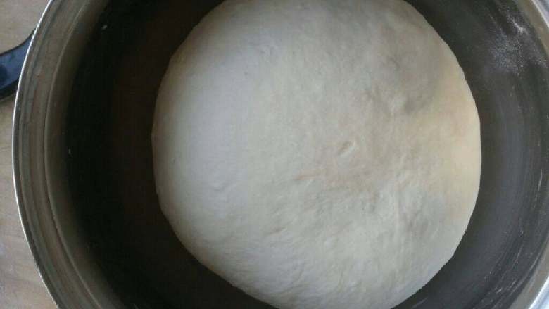 香菇粉条豆腐包,面团盖上保鲜膜放在温暖处、发酵1-2小时原来面团的两倍大