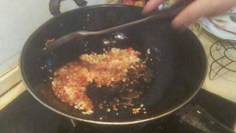 蒜蓉蒸虾,翻炒加盐和胡椒粉