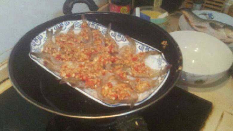 蒜蓉蒸虾,撒在虾上面，上锅蒸熟。
