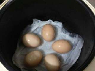 水煮蛋,把歺巾纸铺好，用半米杯水倒进去，再放入要煮的鸡蛋！