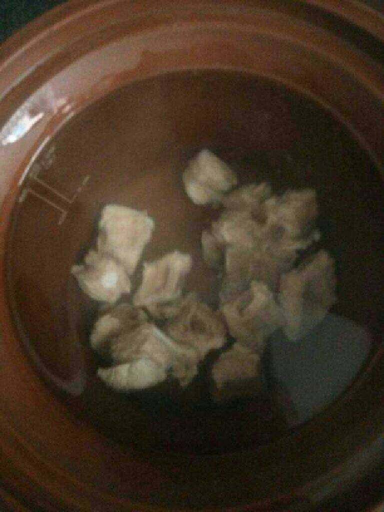 墨鱼排骨汤,排骨放入砂锅里开始煲