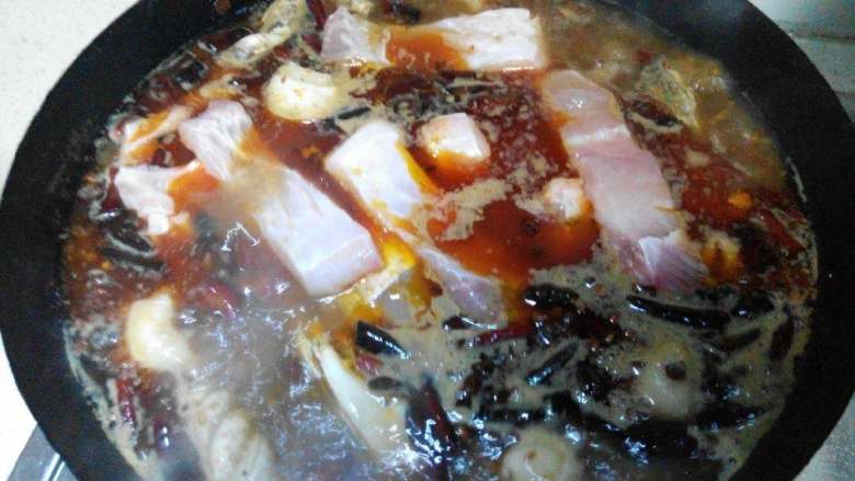 水煮鱼,下鱼骨，煮熟后，用漏勺，把鱼肉捞入豆芽碗里