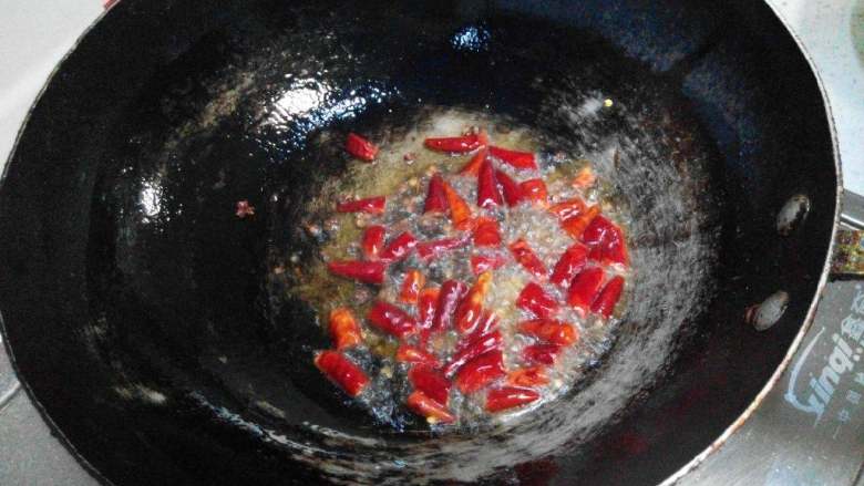 水煮鱼,下入干花椒，干辣椒，