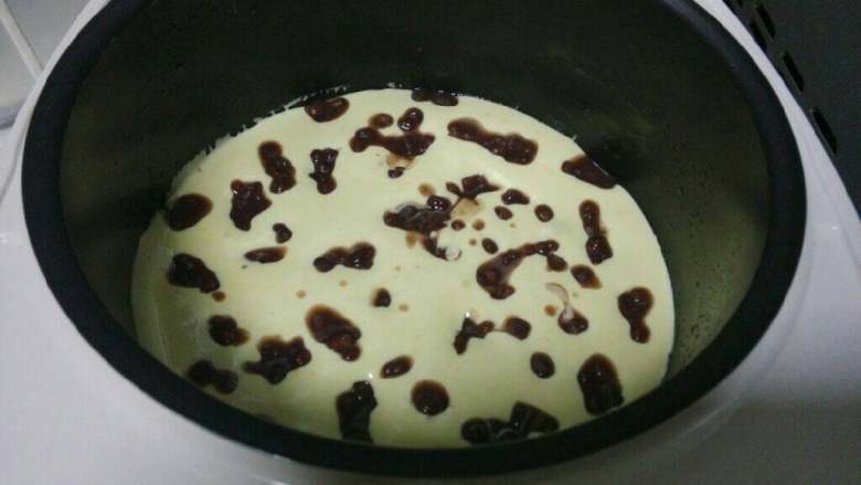 电饭煲版红豆蛋糕,将蜜红豆均匀放在蛋糊表面。