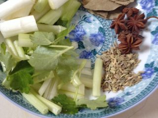 泡鸡爪,大料包括香叶，八角，小茴香，葱白切段，芹菜切段