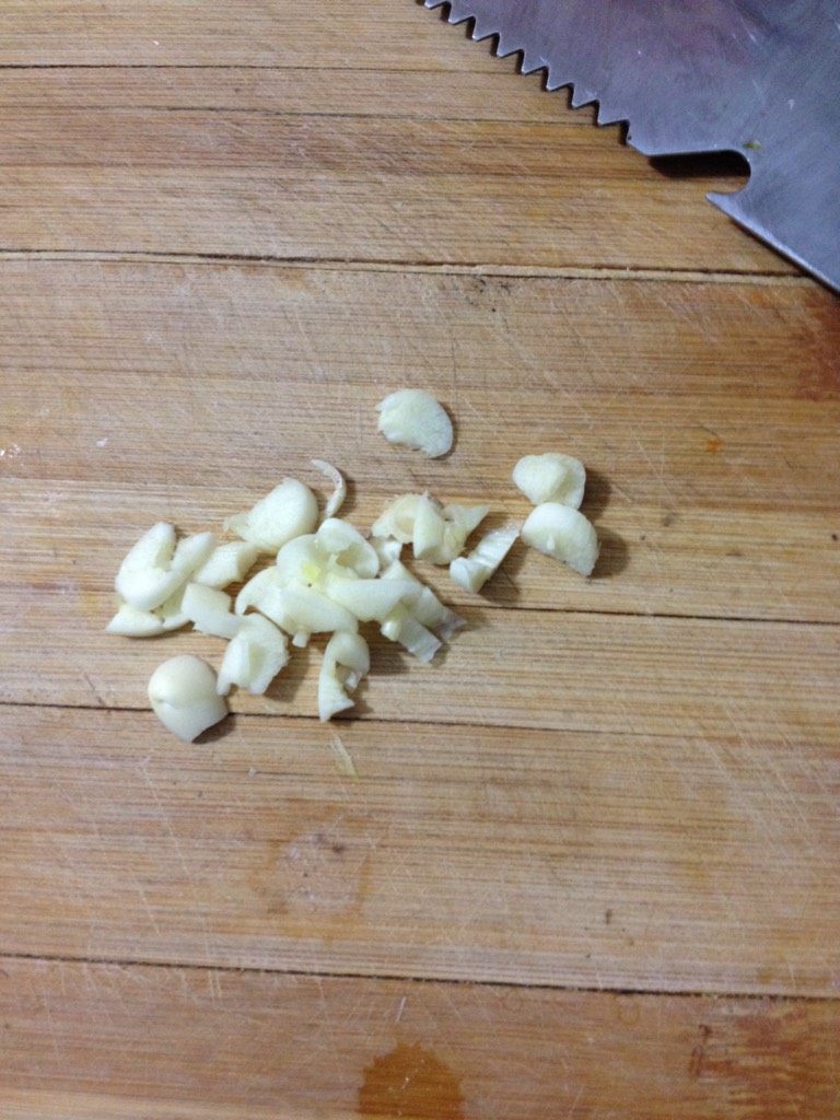 香菇油菜,如图蒜末备用