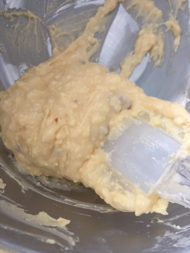 麻薯包,加入预拌粉，打蛋器搅拌均匀、盖上保鲜膜醒10分钟 
