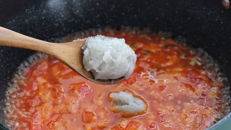虾滑汤,用勺子舀适量虾泥团成丸子，一个一个地下入锅中。