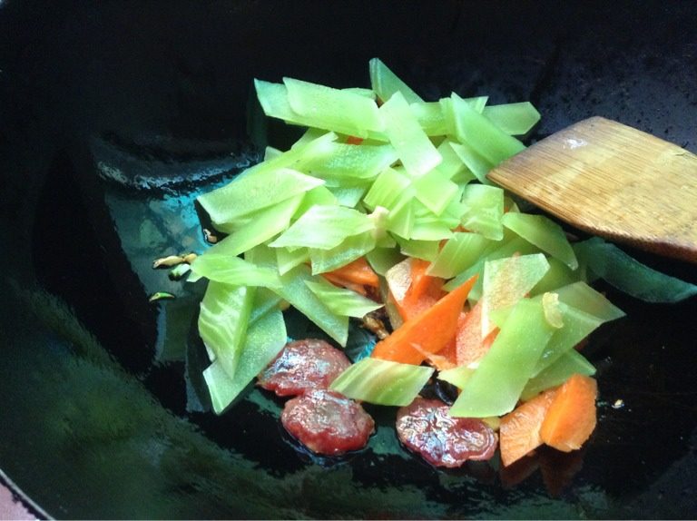 腊肠炒莴笋,如图再下莴笋和胡萝卜翻炒